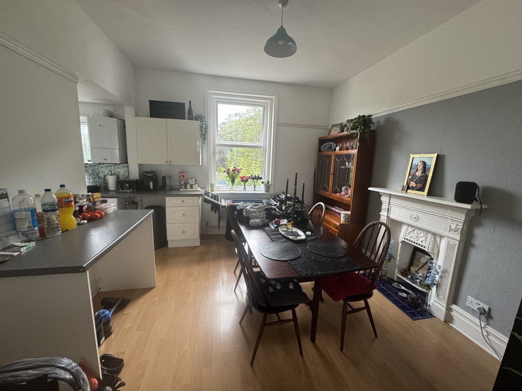 Lot: 89 - RESIDENTIAL INVESTMENT COMPRISING THREE-BEDROOM MAISONETTE AND GARDEN FLAT FOR IMPROVEMENT AND REPAIR - Maisonette dining area